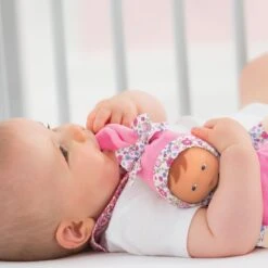 Corolle 9000010080 - Mon Doudou Corolle / Miss Pink Corolle's Flower / Französische Puppe Mit Charme Und Vanilleduft 11 Corolle 9000010080 - Mon Doudou Corolle / Miss Pink Corolle's Flower / Französische Puppe Mit Charme Und Vanilleduft -Spielzeug Förderung 4062013010083 1