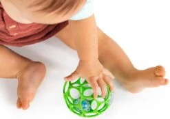 Oball Rasselball - Grün -Spielzeug Förderung oball rasselball gruen 3